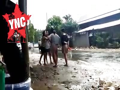 Indonesian bitches fighting like zoo animals in the mud and shit @1:45