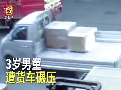 The 3-year-old boy plays alone and is crushed in front of a squat truck