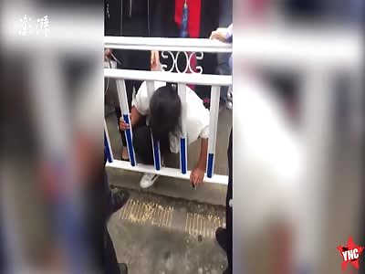 woman gets her head stuck in the strangest way ever in Wenzhou
