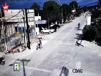 At full speed, two young people are stamped against a van in Guatemala