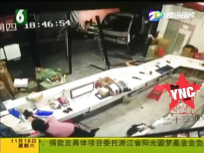 Thriller! Reversed driver opened the door and then was smashed in the head and fell