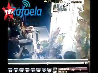 A merchant avoided a robbery and death by throwing hot water at the offender