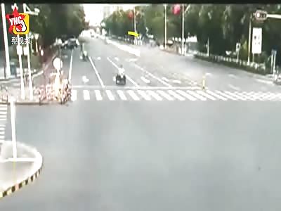  electric tricycle man dies by a truck in Guangdong