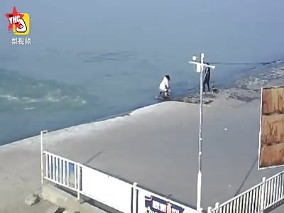  a family and there 3 dogs nearly drowned in the river in Huainan