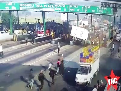  truck accident on the Pune-Bengaluru highway on Cognoni tollanak, 