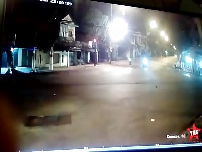  motorcycles cross the red lights and cause a accident in Vietnam