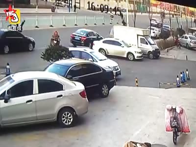 accident in  Xinzhou car crashed into  a bicycle man