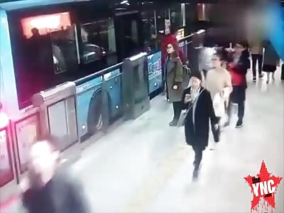 Student  was dragged under a bus in Guangzhou 