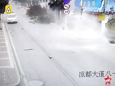 a driver died in a very bad accident when he crashed his truck into trees and a shop Guizhou 