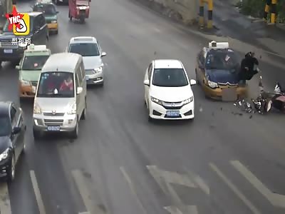 man on bike crashed into a taxi in Huainan