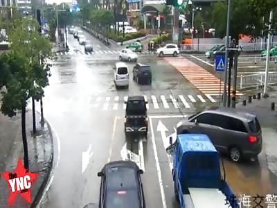 elderly is crushed by car in  Guangdong every one try's to rescue 