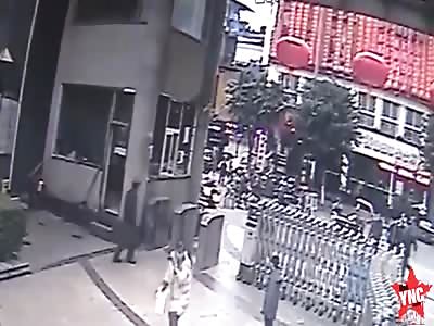 in Chongqing men hanging lanterns for Chinese new years  fell 10 floors and died