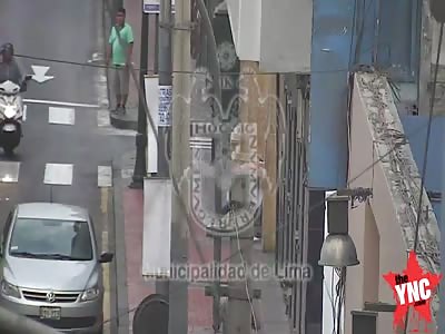 mobile phone thieve gets  hit in  peru