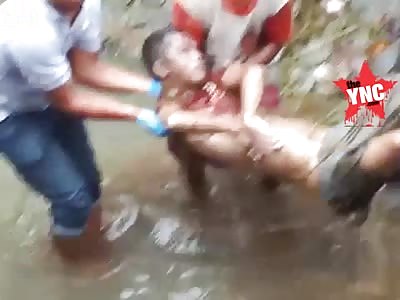 police remove the rotting youth @1:00 mark in Gombong putting , Kebumen