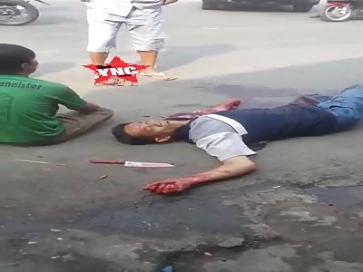 Lam Dong was stabbed to dead in the middle of the road due to contradictions his son sits by his side