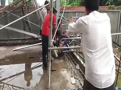  A construction worker collapsed on a 7-meter-high iron-shaft strap on his body