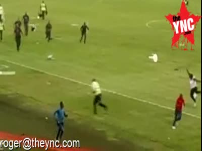 Hundreds of South African football fans riot at game 