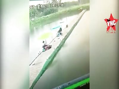 a car falls into a lake in Jiangsu. 