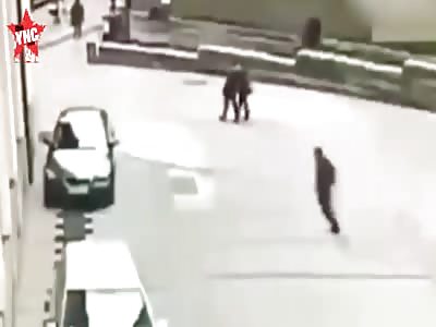 Suicide attempt   in  Guangdong man runs into a car 