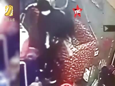 a dog bites a womans face in Sichuan Xichang.