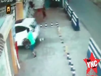 man gets multiple rib fractures by female driver in Xinjiang