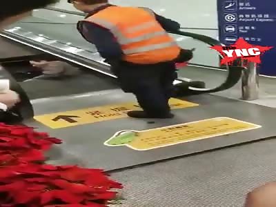 i'm tapped in the escalator i'm going to miss my flight