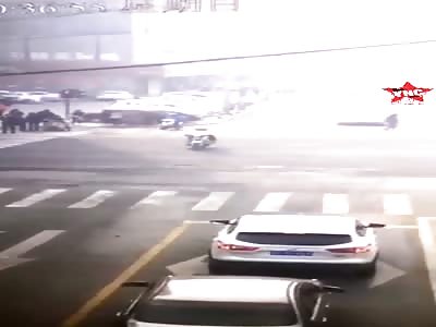 Shandong Zhaoyuan Traffic police ran a red light and was knocked over lying on the ground wailing and screaming -_-