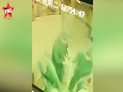 Chinese doctors fight in the operating room on Christmas day