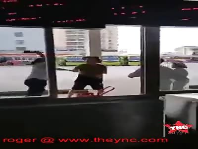 Hainan bus station ticket inspector and passengers fight each other