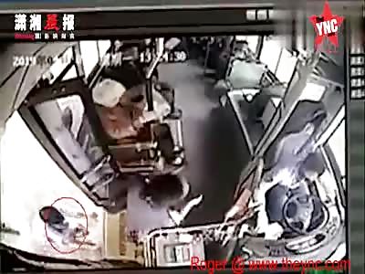 Hunan Changsha love couple hit bus driver for not letting them take there dog on the bus