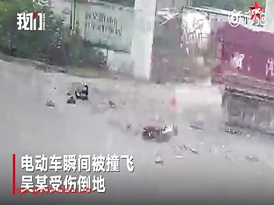 miss Wumou on her bike was hit by a truck in Anhui 