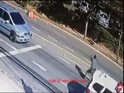 [4 angles]  man gets shot after he tried to escape with 150 thousand brazilian real in SÃ£o Paulo