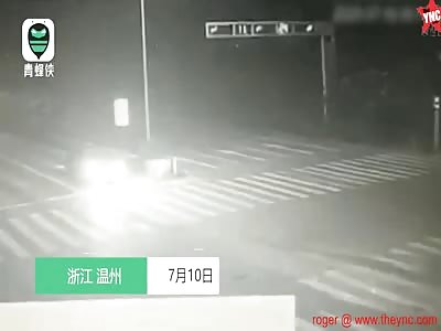 Four get crushed in there car in a zebra crossing accident in Longgang City