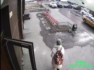 Hooligans threw a brick from the 19th floor onto a girl in Russia.