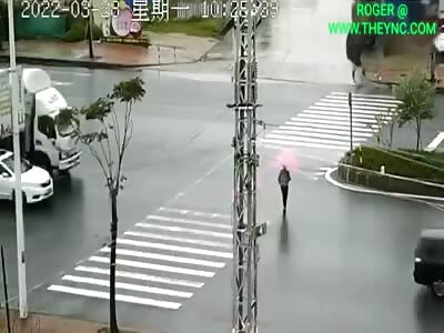 Woman was hit by a truck in henan