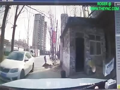 Car collided into a motorcyclist in Qingfeng County