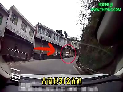 Motorcyclist gets hit hard in the face by a truck in Sichuan