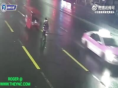 electric three wheel tricycle crashes into a woman in Changde City