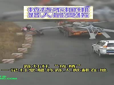 Motorcyclist was hit in the face by a light street pole in Yulin city