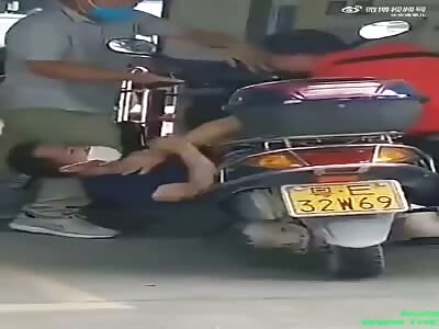 A Fight in Guangdong, blad head Vs long legs