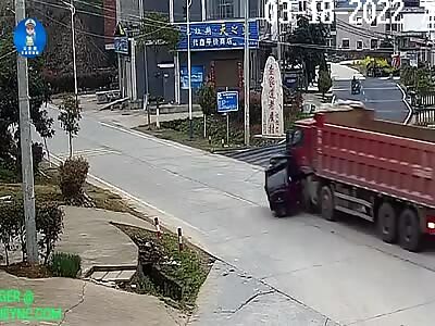 Man died after being ejected from his tricycle in Jiangxi