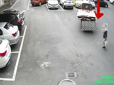 Man dragged under a truck in Deyang City