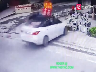 Car crashed into a old man In Hechi City