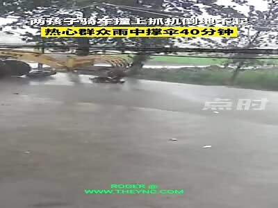 Motorcyclist was hit in the head by a front end of a loader in Anhui