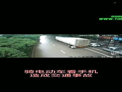 Motorcycleist hit his head at the back of a Semi-trailer truck in Lichuan