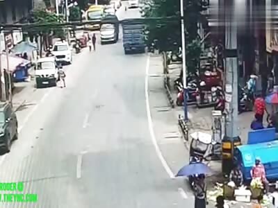 6 year old boy was run over by a truck in Linshui