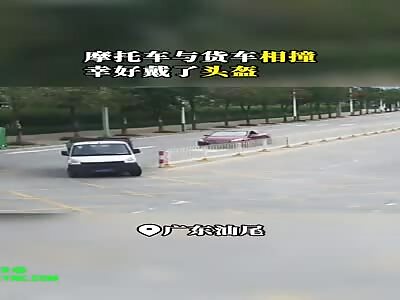 Huang Crashed his motorcycle into a truck in Guangdong 