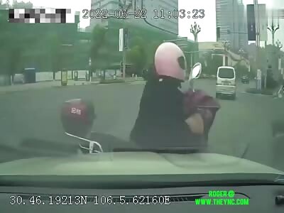 Car collided into an electric bicycle in Nanchong City