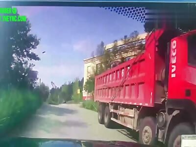 Man was hit by a car in Guangyuan City