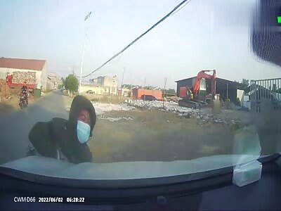 Man on his bike hit his head onto a car bonnet in Anhui 